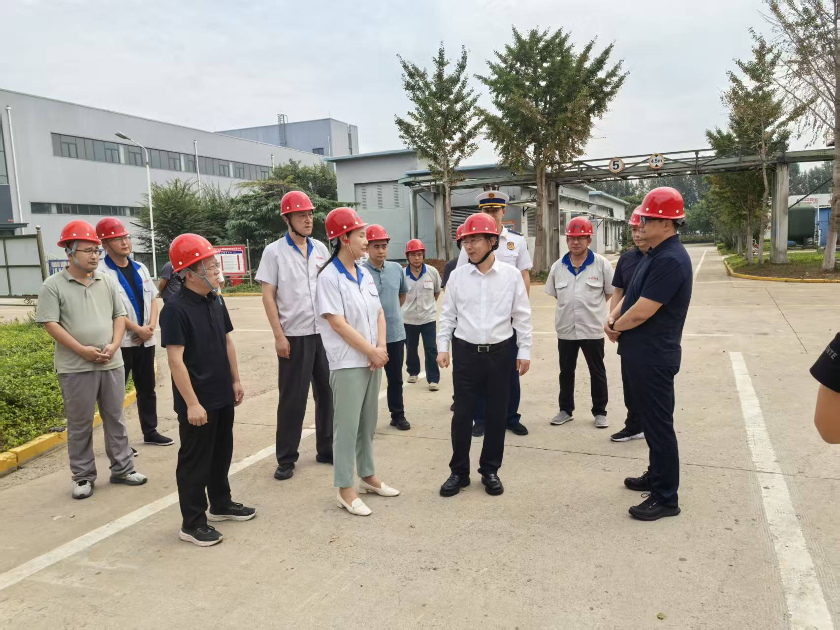 縣委書(shū)記在國(guó)慶、中秋雙節(jié)期間到公司調(diào)研